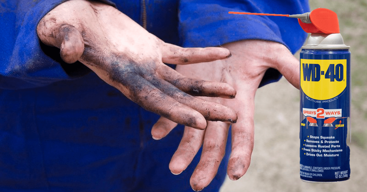 Verschmierte Hände, daneben eine Flasche WD-40