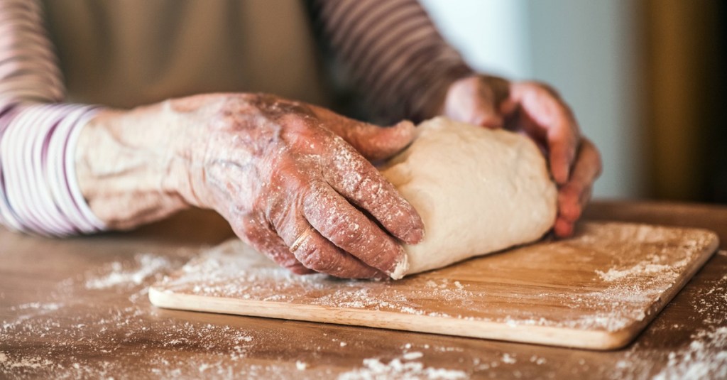 Backen wie bei Oma: Frau knetet Teig.