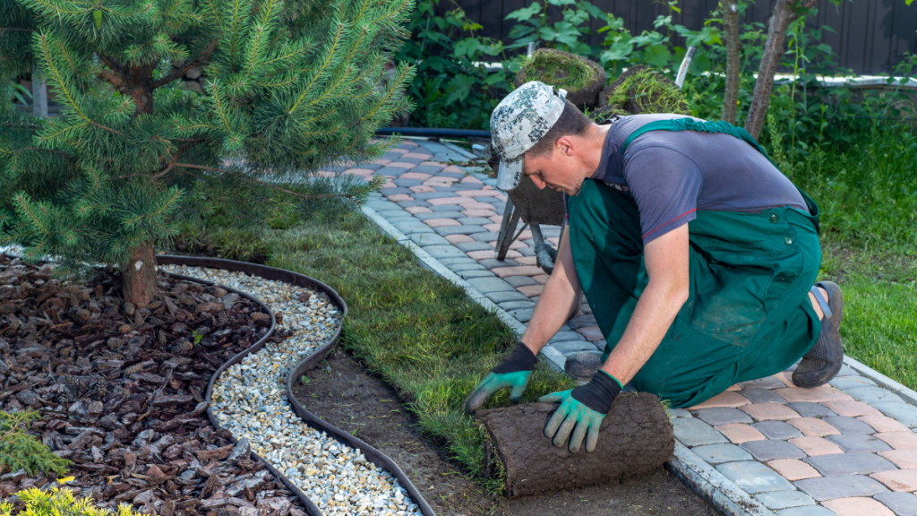 Mann arbeitet im Garten