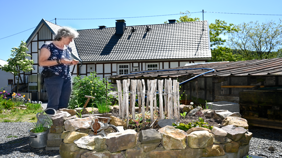 Frau steht vor einem Schlüssellochgarten