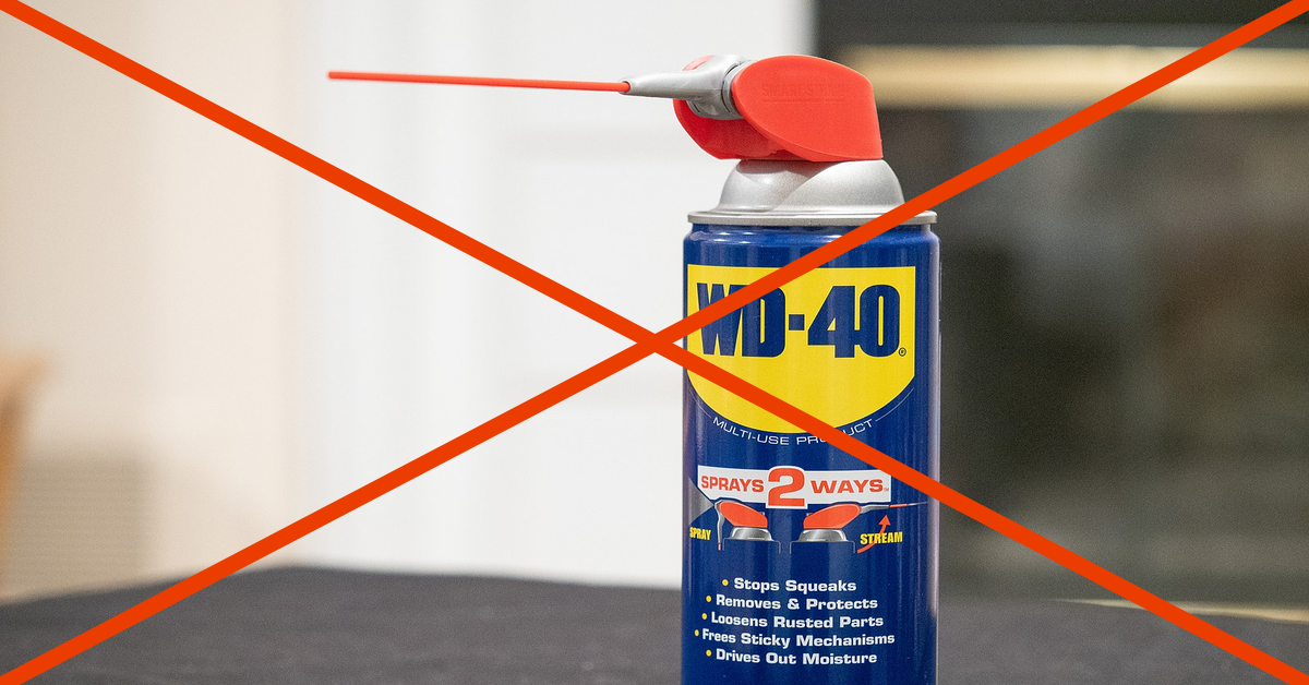 Eine Dose WD-40. Das Bild ist durchgestrichen. Das Kriechöl ist im Haushalt vielseitig einsetzbar, sollte aber für einige Dinge nicht verwendet werden.