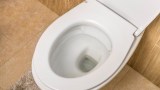 Eine schmutzige Toilette.