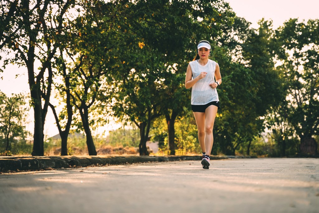 Joggende Frau mit Shorts 