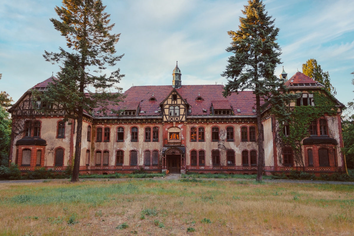 Ein Herrenhaus in Brandenburg, von auÃŸen fotografiert.