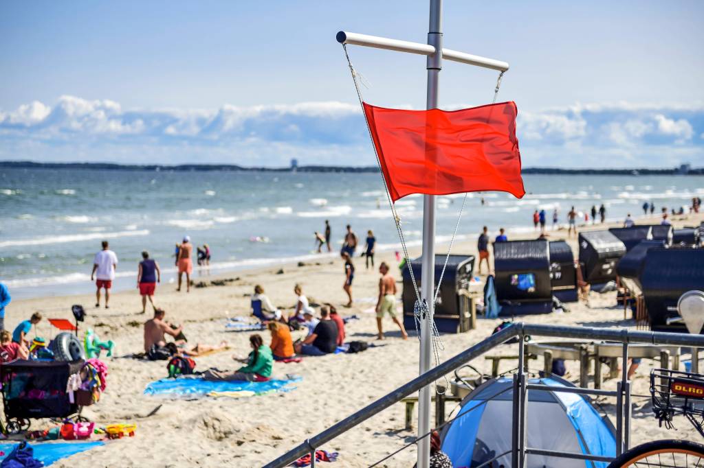 Rote Flagge an einem Badestrand an der Ostsee.