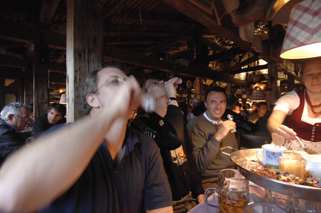Freunde trinken Shots