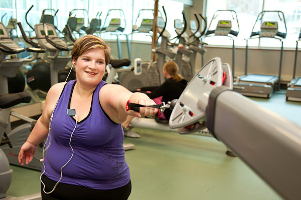 Übergewichtige Frau im Fitness Studio