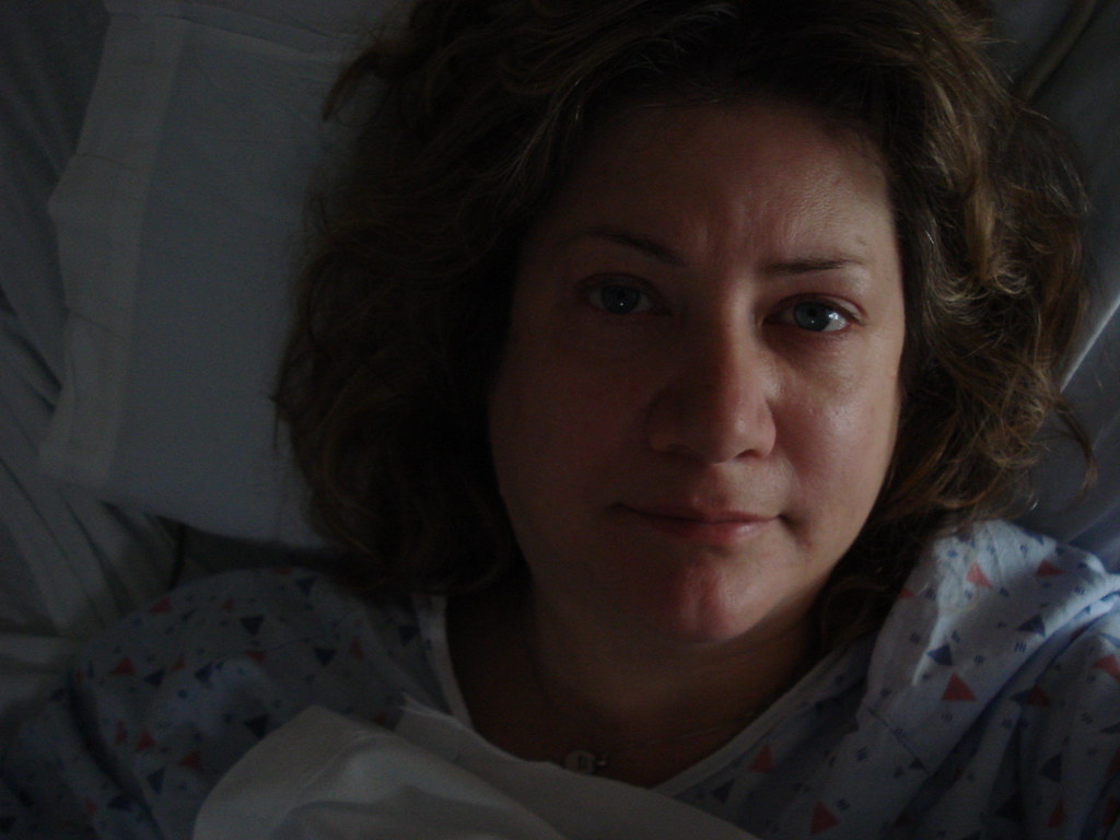 Traurige Frau im Bett