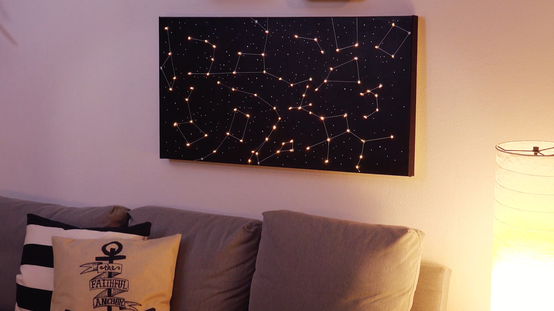 Das fertige Bild hängt über dem Sofa.