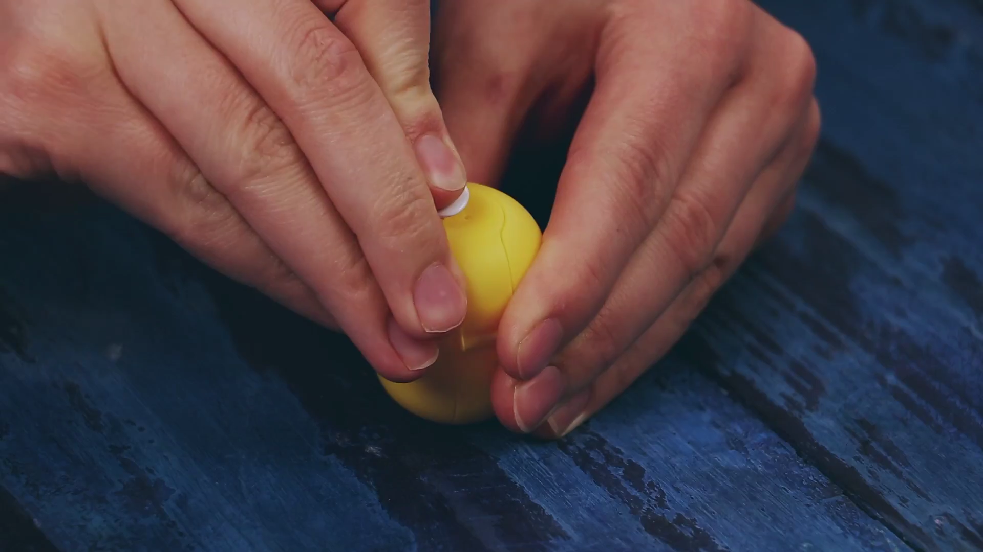 Das gelbe Ãœberraschungsei wird mit Reizwecken durchstochen.