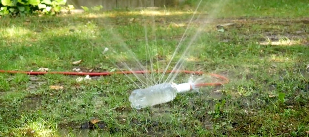 Ein Rasensprenger aus einer Wasserflasche.