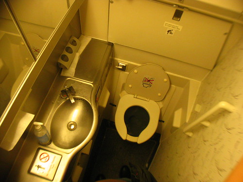 Lavatory (N180UA, SFO-HKG)