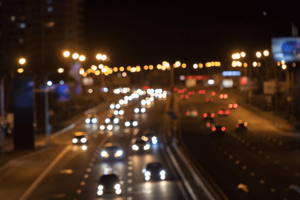 Autobahn in der Dunkelheit.