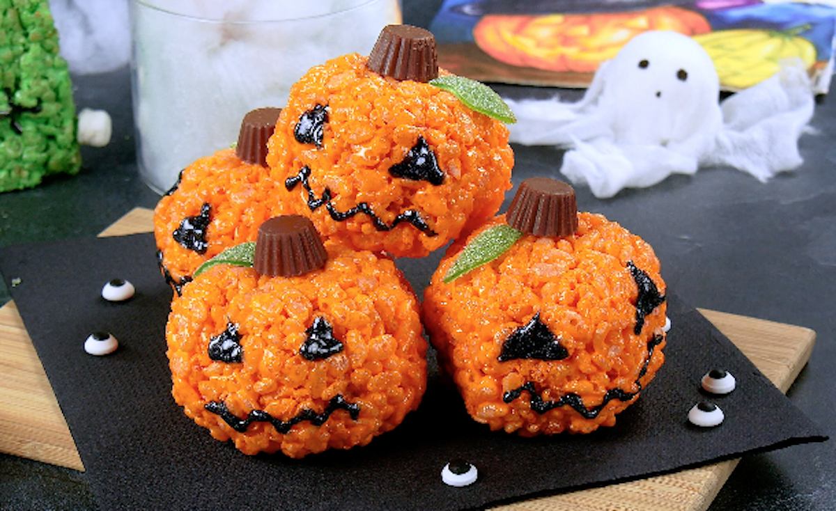 Halloween-Kürbisse aus Rice Krispies und Marshmallows