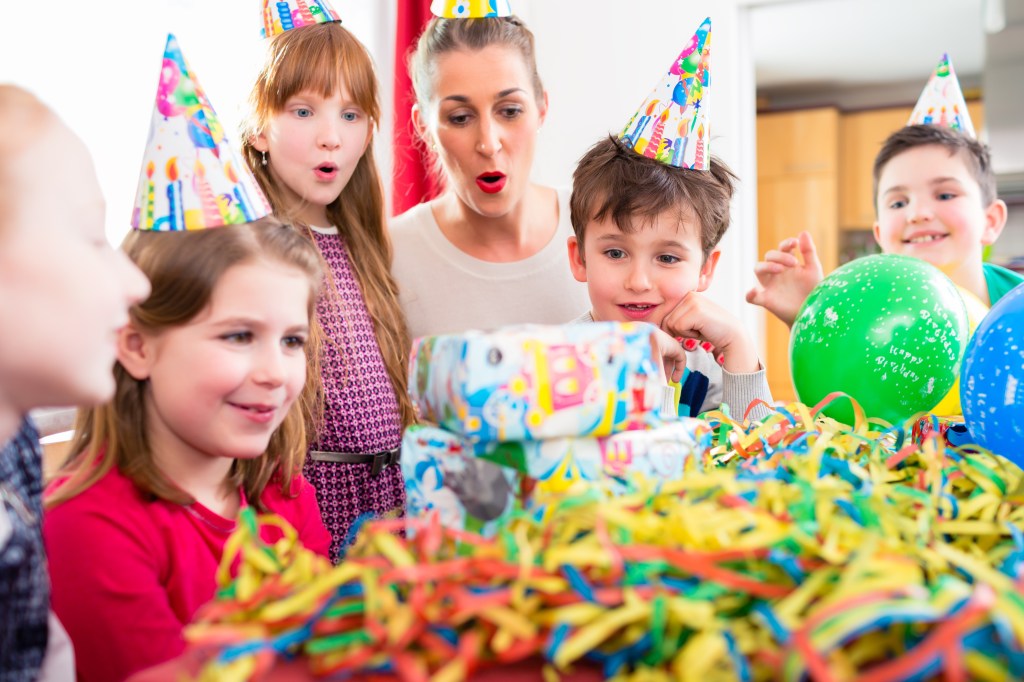 Geburtstagskind freut sich über viele Geschenke