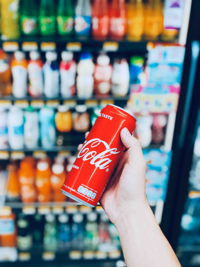 Leere Regale im Supermarkt. Aus diesem Grund ist Coca-Cola momentan nicht bei Edeka erhÃ¤ltlich.