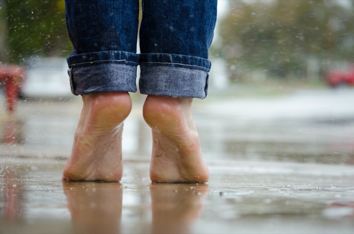 Verschwinden die Dornwarzen nicht oder hat man Vorerkrankungen, sollte man zum Dermatologen gehen. Auch bei Kindern wird empfohlen, die Dornwarzen vom Arzt entfernen zu lassen.