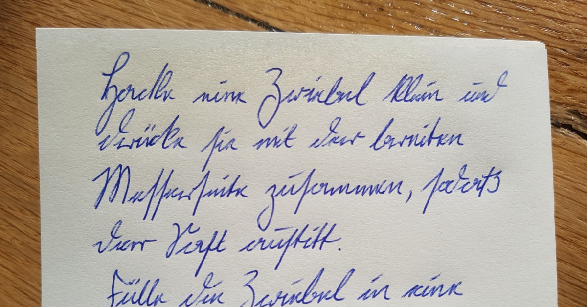 Ein Rezept steht auf einem Zettel. 