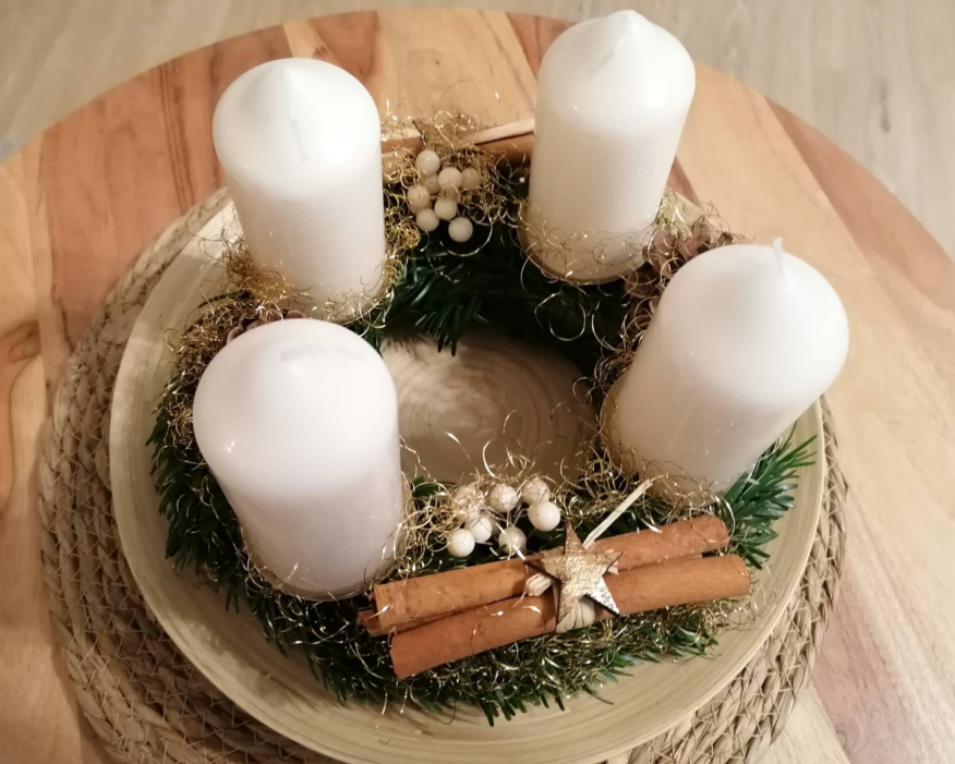 So sieht der fertig dekorierte DIY-Adventskranz aus. Nun kann der erste Advent kommen.