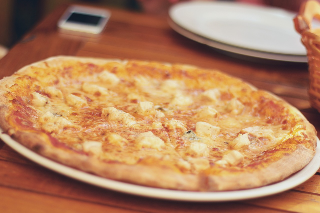 In der Schublade unter dem Ofen kannst du auch Speisen warm halten. Zum Beispiel, wenn du mehrere Pizzen gleichzeitig aufbackst.