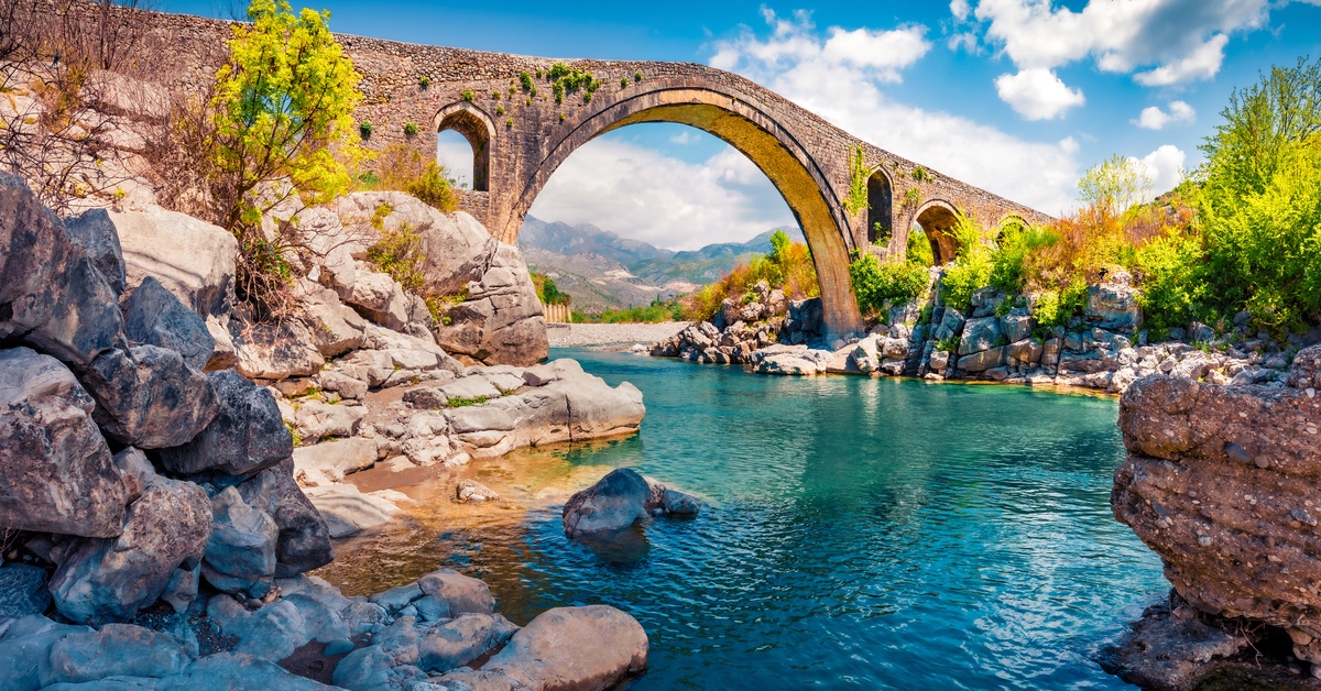 Eine Brücke, darunter blaues Wasser.