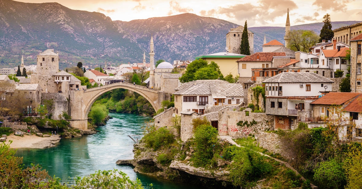 Der Ort Mostar in Bosnien im Abendlicht.