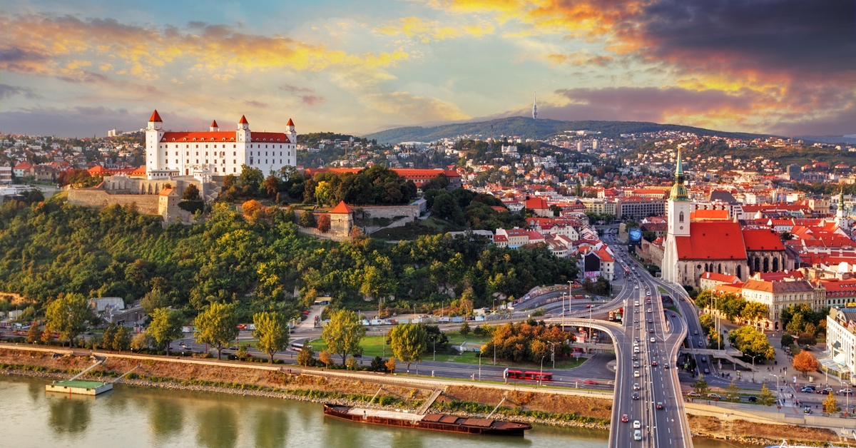 Bratislava mit Wolken am Abend.