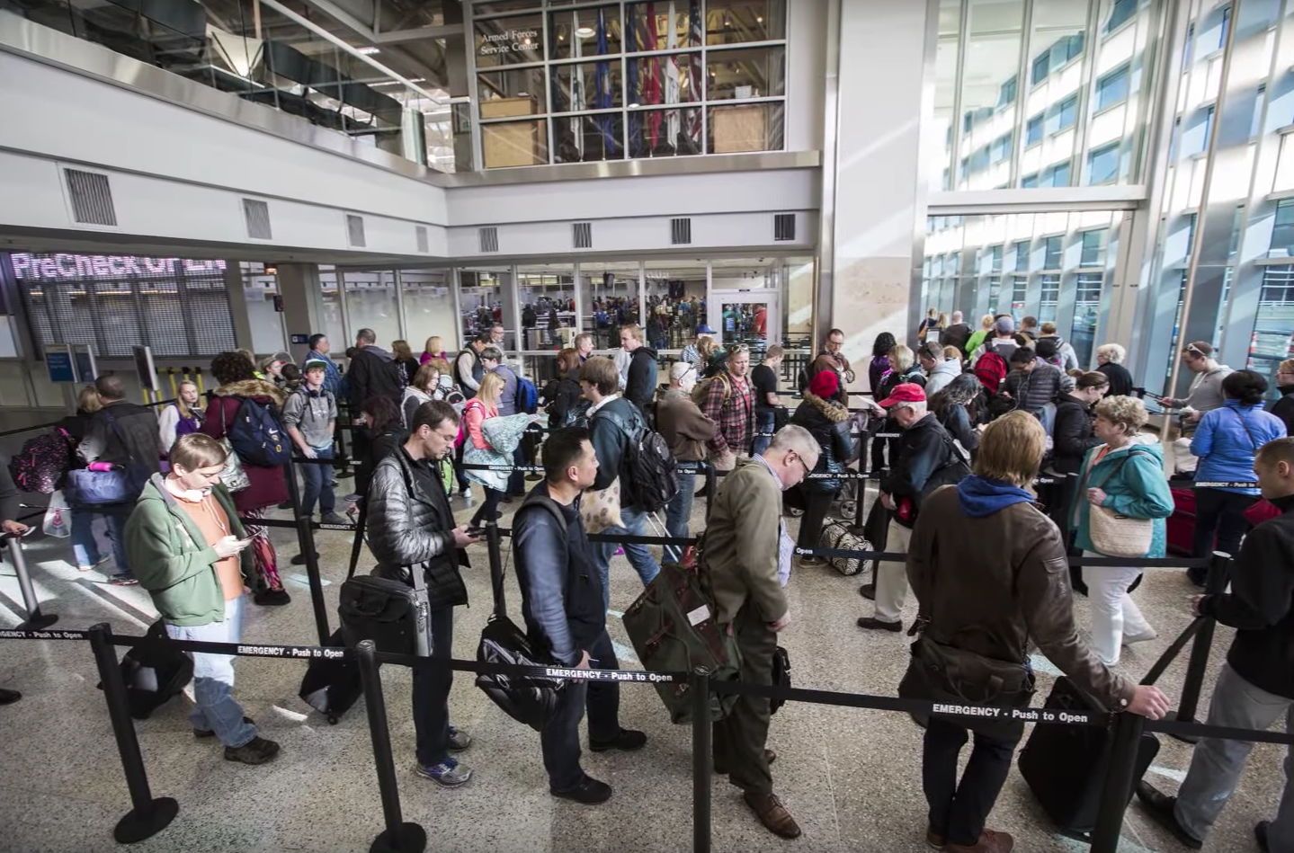 Eine lange Schlange vor dem Check-in eines Flughafens.