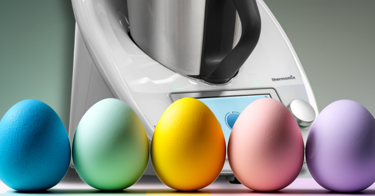 Fünf bunte Eier vor einem Thermomix.