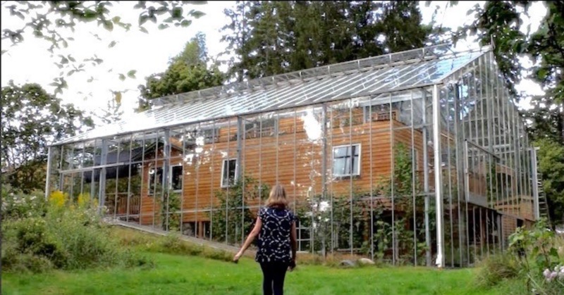 Das GewÃ¤chshaus umgibt das Holzhaus komplett.