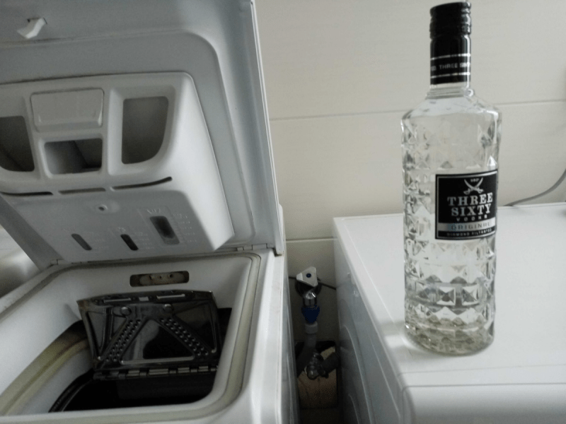 Wodka neben der Waschmaschine.