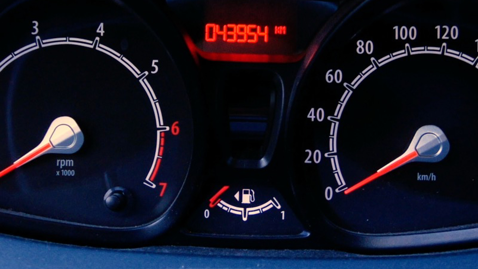 Tachometer und Tankanzeige in einem Auto.