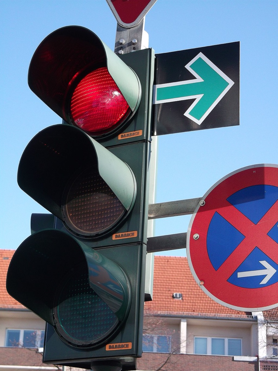 Ampeln mit Grünpfeil können zur Bußgeld-Falle werden, wenn du diese Regel nicht beachtest. Erfahre hier, wann du rechts abbiegen darfst.