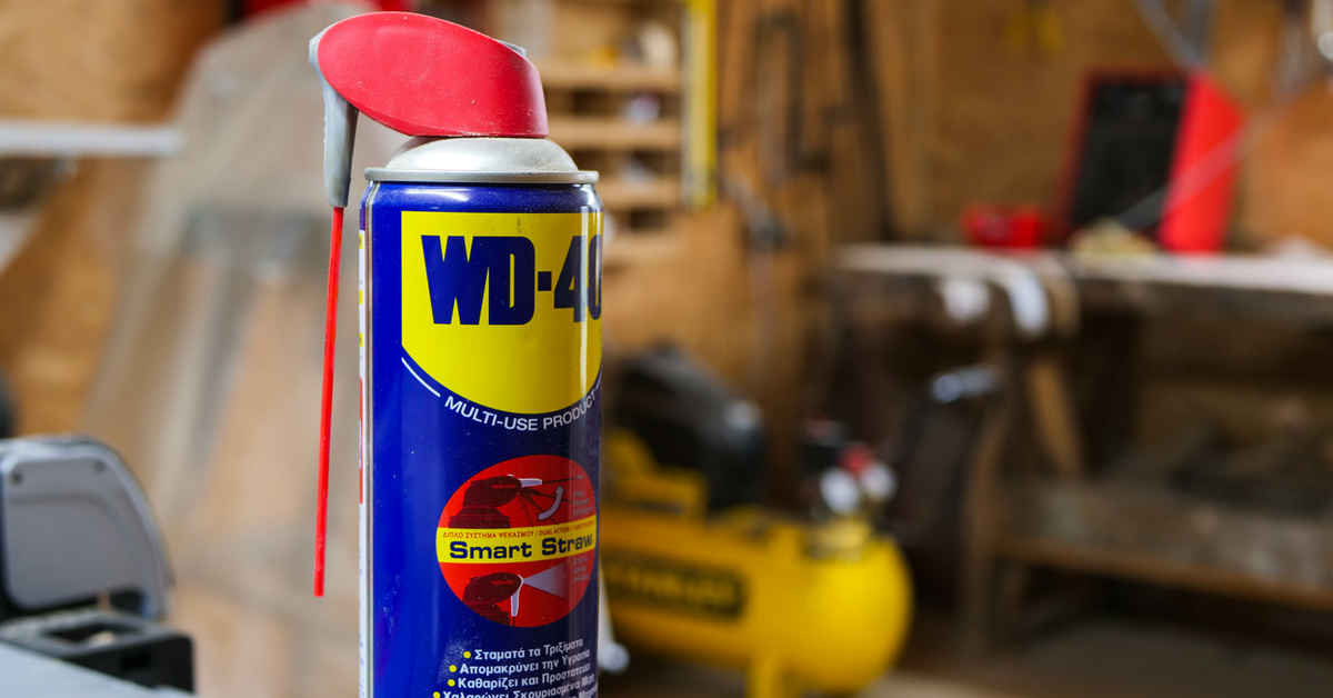 Eine Dose WD-40 – im Hintergrund sieht man eine Werkstatt.