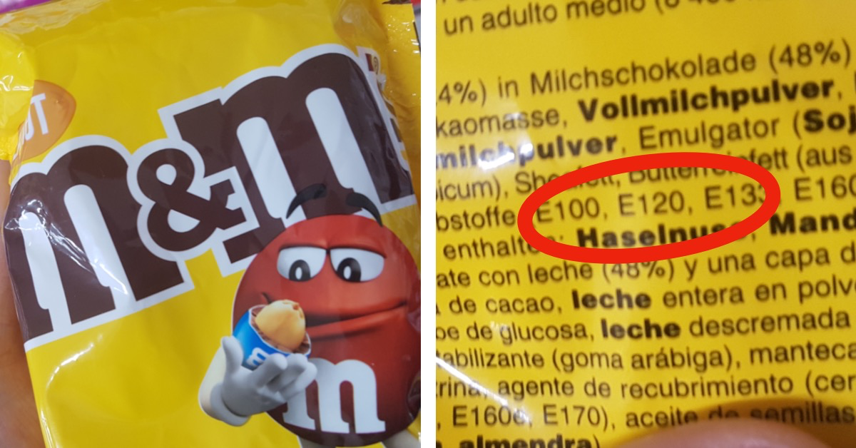 Eine Packung M&M's, auf deren Rückseite der Farbstoff E120 aufgelistet ist: ein Kürzel für das Karmin der Cochenilleschildlaus.