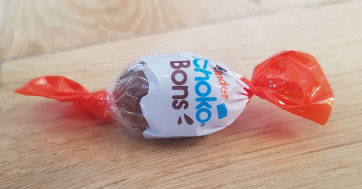 kinder Schoko-Bon liegt auf einem Tisch.