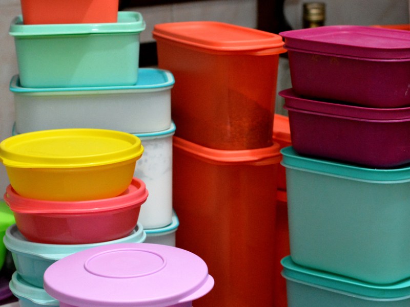 Tupperware organisieren.