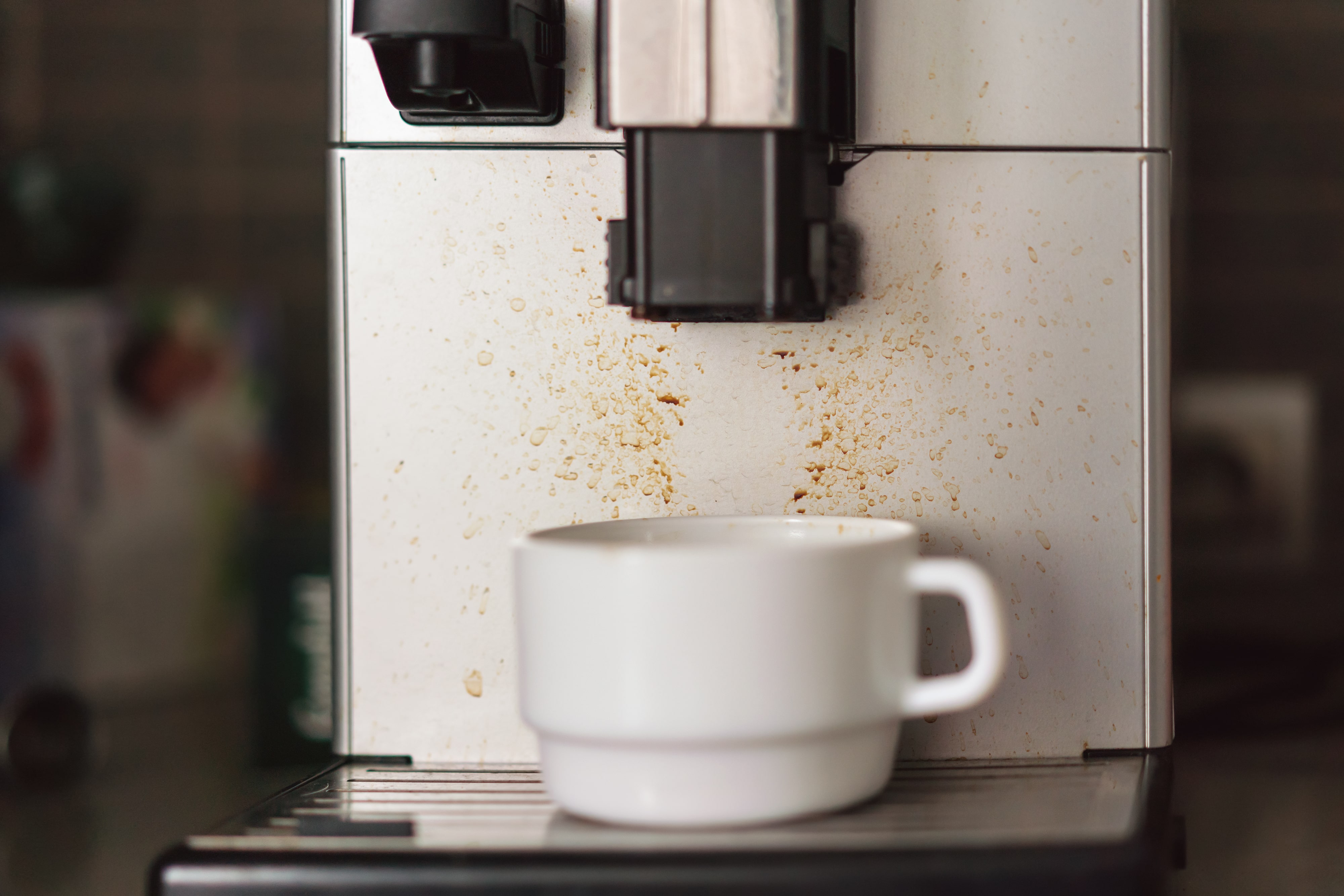 Eine dreckige Kaffeemaschine mit Tasse 