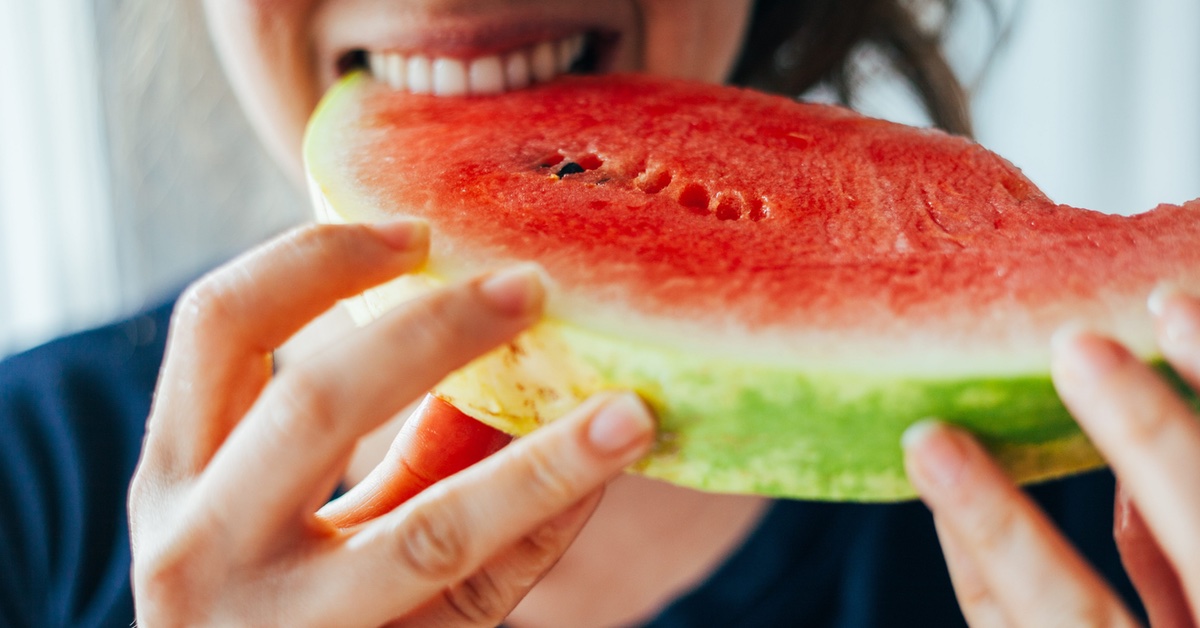 Frau isst Wassermelone.