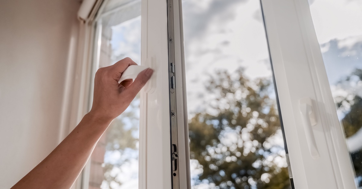 Jemand öffnet ein Fenster.