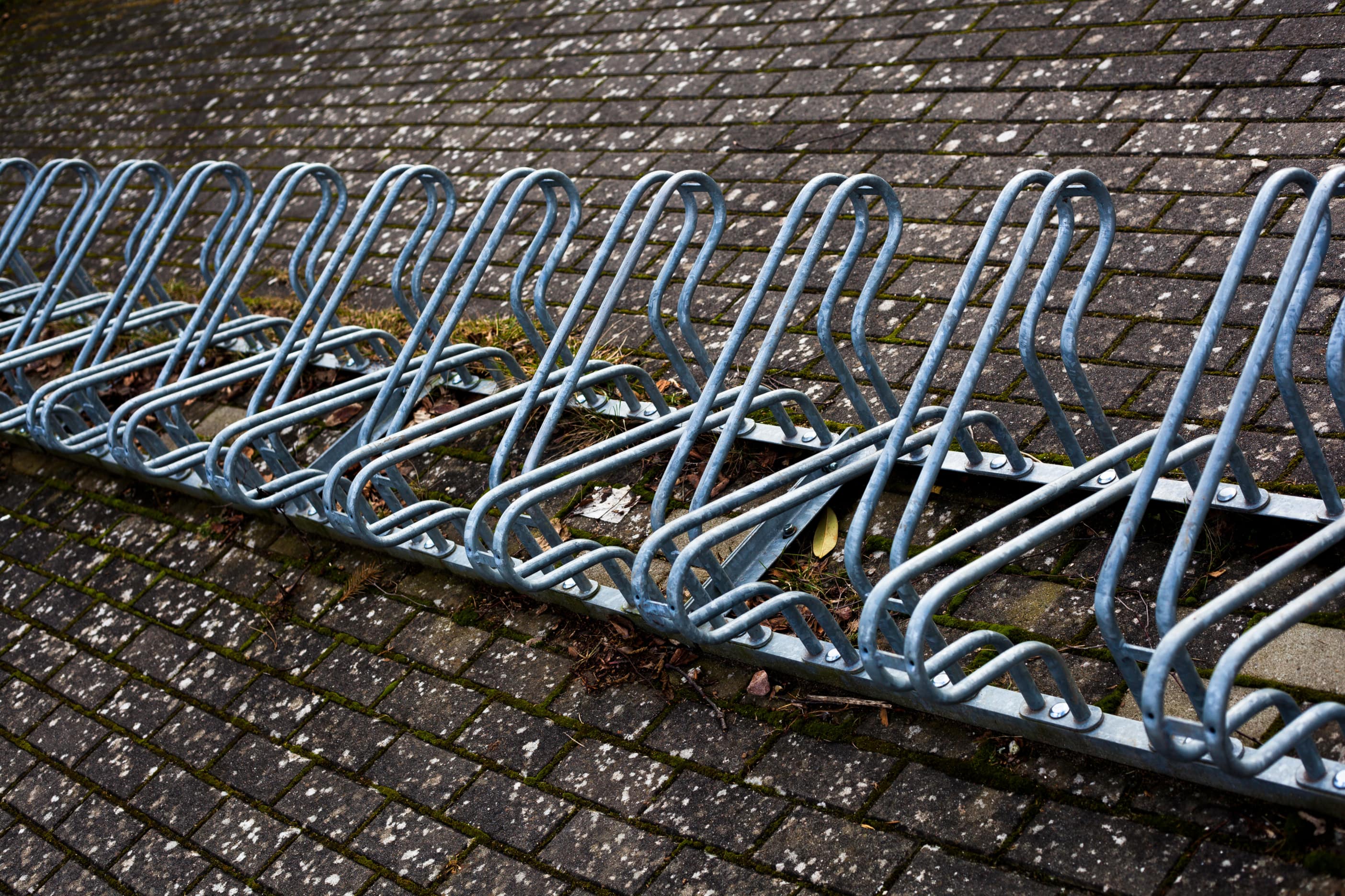 Ein herkömmlicher Fahrradständer, an einem öffentlichen Platz. Darum macht der sogenannte „Felgenkiller“ dein Fahrrad kaputt.