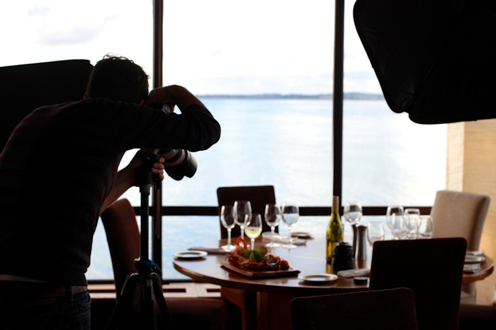 Essen wird aufwändig fotografiert.