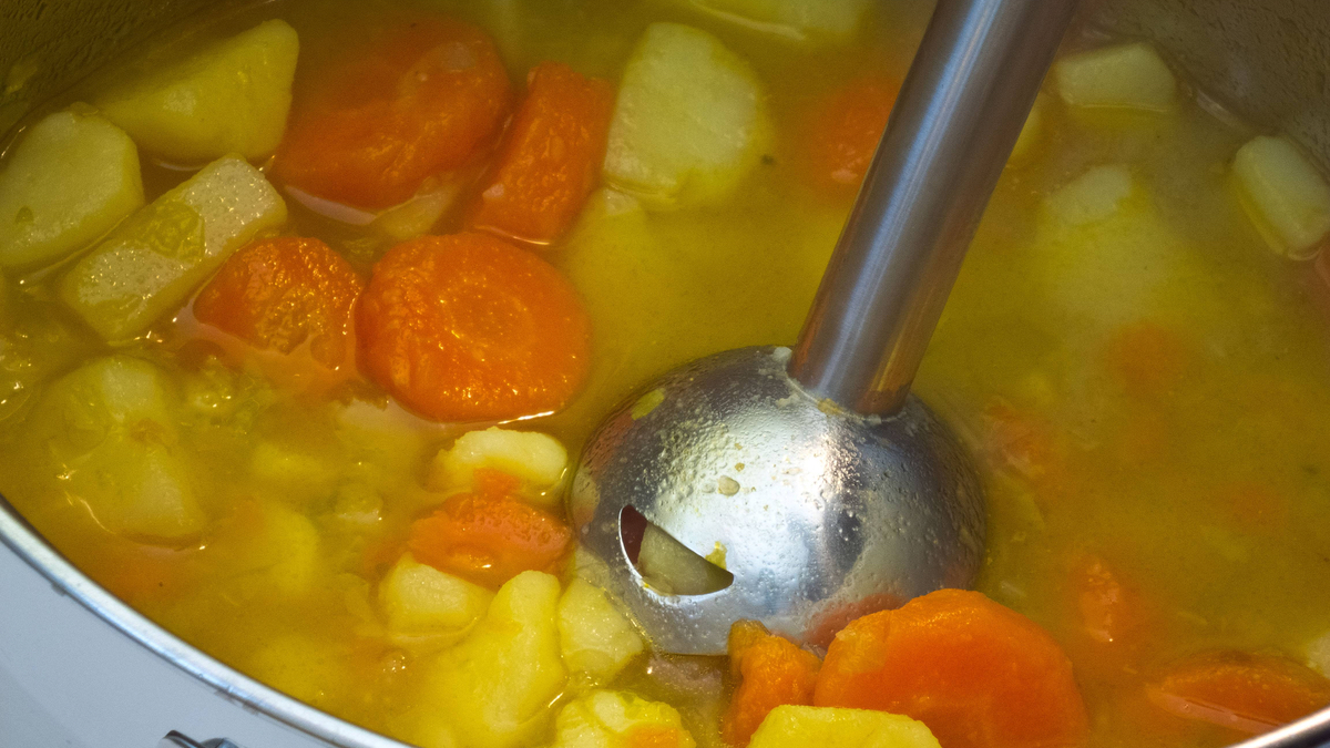 Kartoffelsuppe mit Stabmixer pürieren.