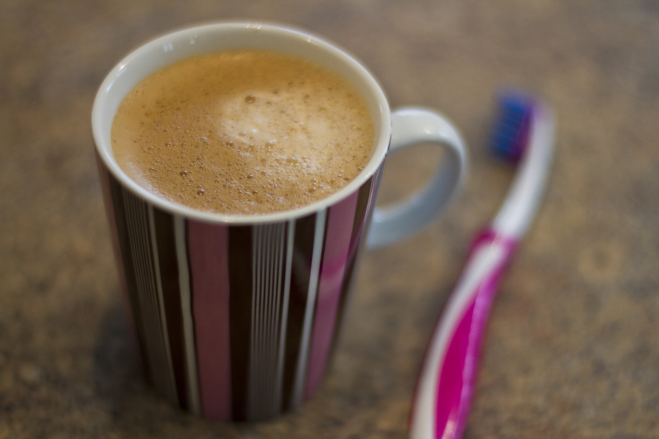 ZahnbÃ¼rste neben einer Tasse Kaffee.