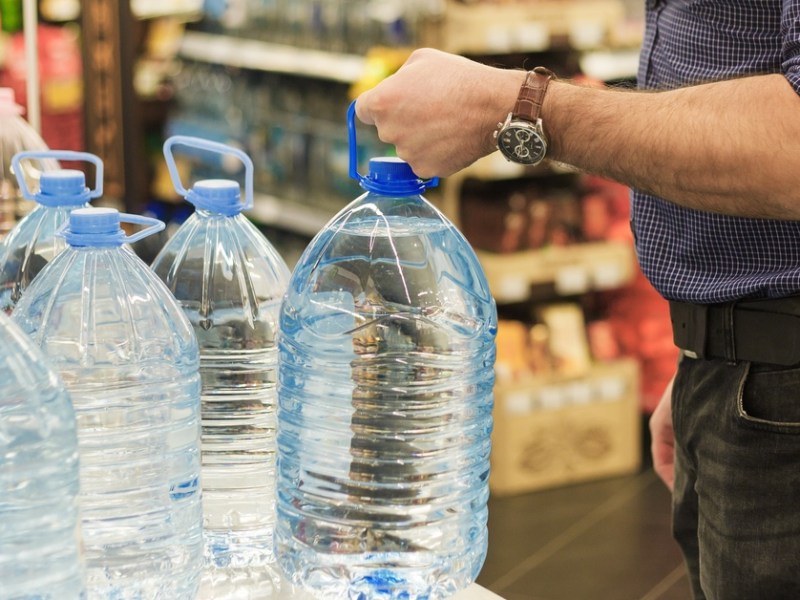 Ein Mann kauft destilliertes Wasser.