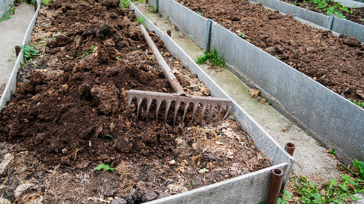 Hochbeet im Herbst neu befüllen.