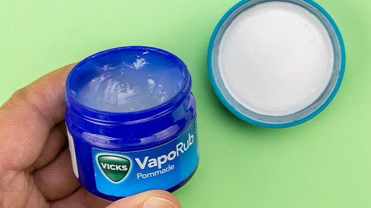 Eine geöffnete Dose der Erkältungssalbe Wick-Vaporub.