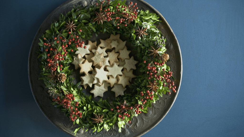 Adventskranz auf Teller mit Plätzchen