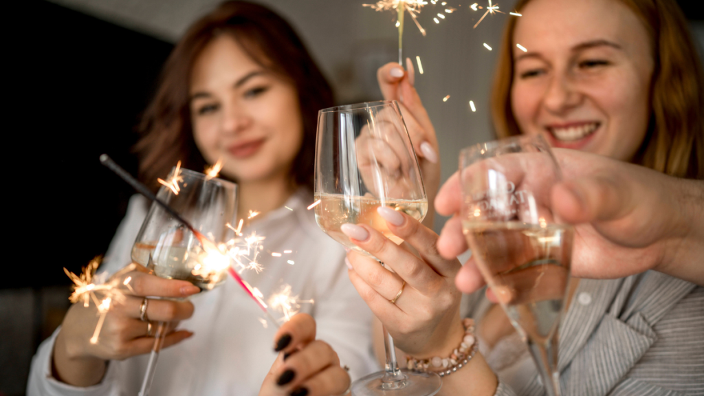 Frauen stoßen mit Champagner an.