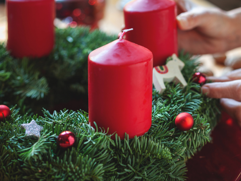 Adventskranz mit roten Kerzen